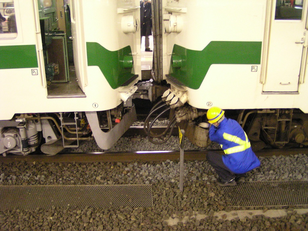 455系によるラッシュ輸送。
日中時間帯6連で運用されていた編成に3両増結で9両編成が組まれて走っていた455系。
これが2007年まで毎日行われていた仙台の日常だった。
乗降に難はあったが、座席数や収容といった点だけは優れていた。
こんな列車が仙台の17時～20時代に多く走っていたのだ。