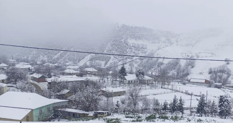 ikisahilnews's tweet photo. #FAKTİKİHAVA ‼️
⛈️ Azərbaycanın bəzi rayonlarda yağıntılı hava şəraiti davam edir. Bir sıra ərazilərdə yağıntılar intensiv xarakterlidir.
❄️ Şahdağ, Qrız və Xınalıqda isə arabir #qar yağması müşahidə olunur. #Gədəbəy rayonuna isə xırda ölçülü dolu düşüb. https://t.co/eTMo8zOXQl