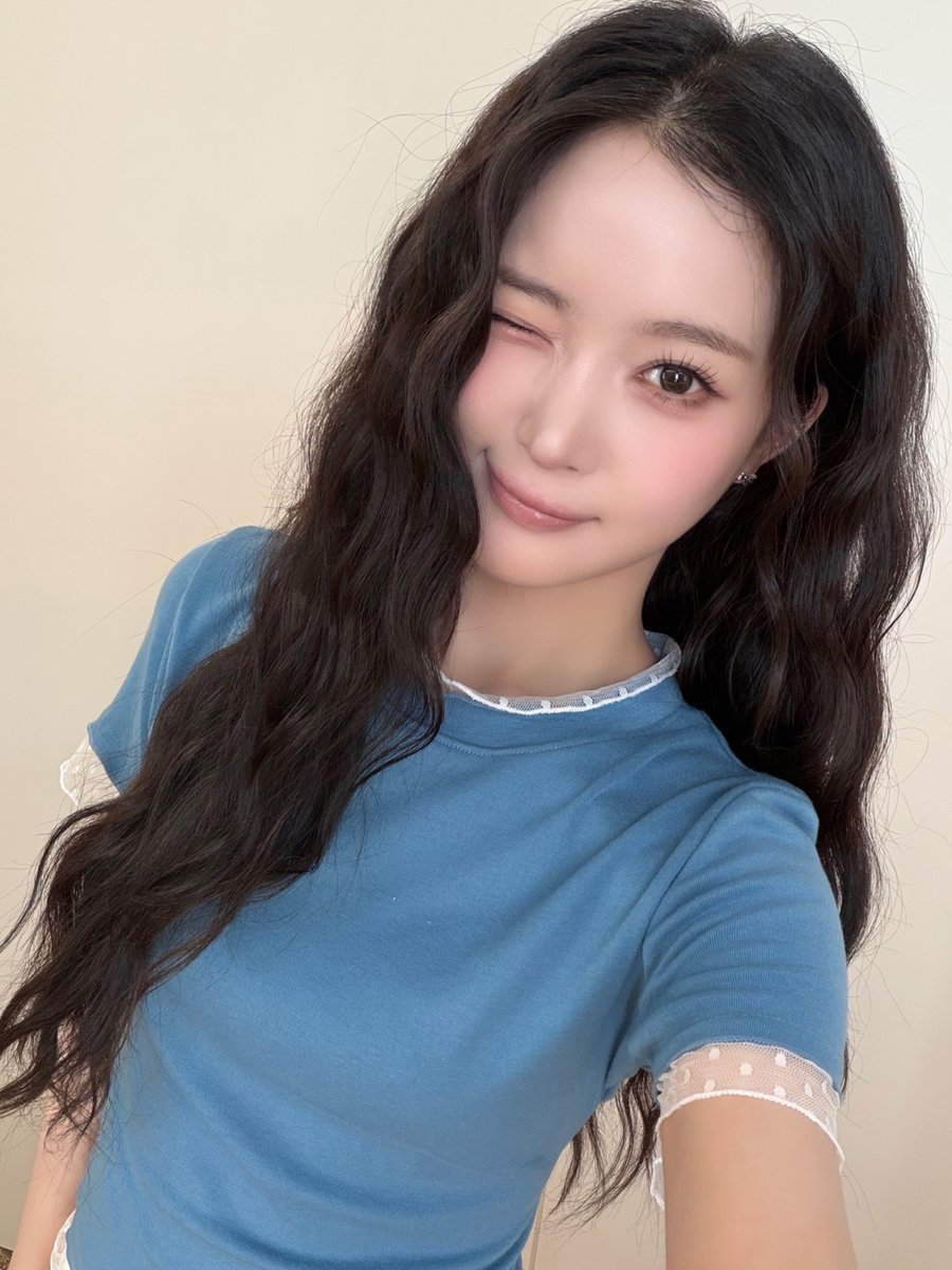H1KEY_official's tweet photo. [🧸✨] 어무니 아부지 감사합니다 🙇🏻‍♀️🌺
마이키도 오늘이 가기 전에 감사 인사 드리는 거 잊지마!❤️‍🔥

#H1KEY #하이키 #ハイキー 
#SEOI #서이 #ソイ
#GORUN https://t.co/cgM245v2Zm