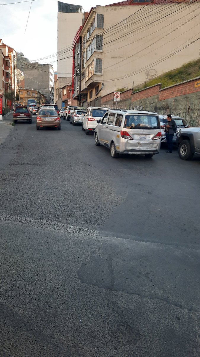 A los maestros y a los cobistas no les importa el perjuicio de sus medidas, pero los ciudadanos/as sufrimos todos los días correteando porque se cierra la plaza Murillo y todo está un caos...
Por lo menos tendrían demandas legítimas, pero no, su acción es política.