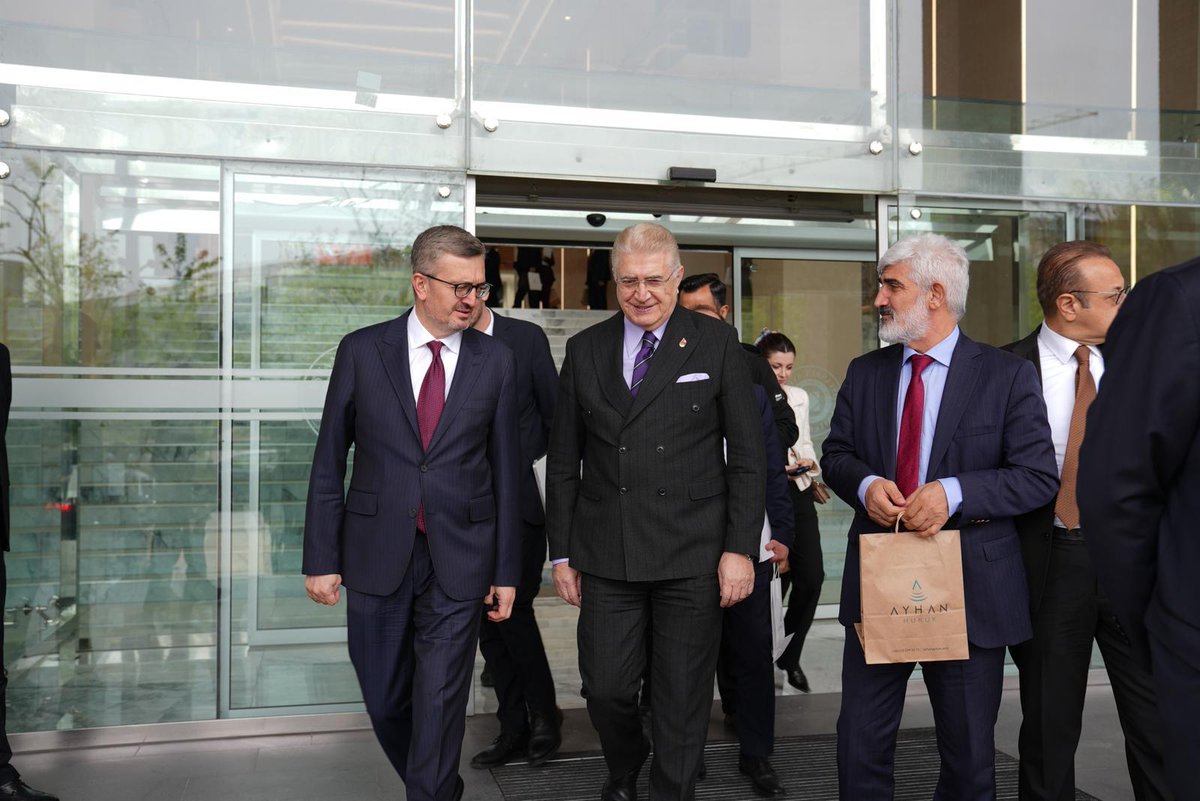 drmaydin's tweet photo. Özellikle dijital dönüşüm, uluslararası medya dili, dezenformasyonla mücadele, stratejik iletişim ve genç nesillerin değişen dünyaya hazırlanması gibi başlıklarda yapılan değerlendirmelerin son derece değerli olduğuna inanıyorum.

Üniversiteler sadece eğitim verilen kurumlar değil; aynı zamanda fikir üreten, geleceği okuyan ve topluma yön veren önemli merkezlerdir. Bu anlayışla Batı Platformu çatısı altında ülkemizin geleceğine katkı sağlayacak fikir insanlarını, akademisyenleri, kamu yöneticilerini ve sektör temsilcilerini bir araya getirmeye devam ediyoruz.

Katılımları, kıymetli değerlendirmeleri ve değerli katkıları için Sayın Başkanımıza şükranlarımızı sunuyoruz.

@burhanduran
@tcbestepe 
@iletisim 
@Y_Akdogan
@EgemenBagis
@batiplatformu 
@bilkolejleri 
@caucampus 
@IAUKampus