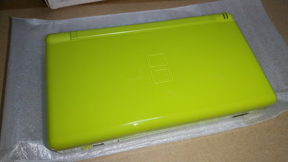 poru16800's tweet photo. 貴重！！
ライムグリーンのDS Liteを手に入れました！！
完品です！
ライムグリーンのDS Liteは通常色としては欧州(ヨーロッパ)版限定でそもそも欧州版がかなり珍しいからライムグリーンは激レアです！
ずっと存在は知ってたけどまさか手に入る時がくるとは思ってもなかった！
めっちゃ嬉しいです！！ https://t.co/pXgXxPdcdE