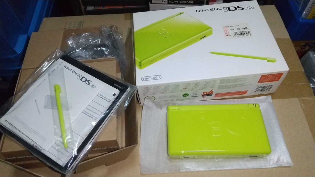poru16800's tweet photo. 貴重！！
ライムグリーンのDS Liteを手に入れました！！
完品です！
ライムグリーンのDS Liteは通常色としては欧州(ヨーロッパ)版限定でそもそも欧州版がかなり珍しいからライムグリーンは激レアです！
ずっと存在は知ってたけどまさか手に入る時がくるとは思ってもなかった！
めっちゃ嬉しいです！！ https://t.co/pXgXxPdcdE