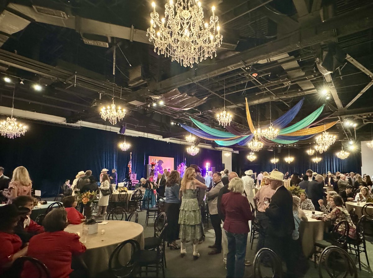 cindySiegel5's tweet photo. What a great event last nite with over 250 strong conservatives who came to support our 26 judicial candidates!  They gave of their time and $$ to help us kickoff the Jt Judicial Campaign!  When we come together -we win! https://t.co/LcX470D5GU
