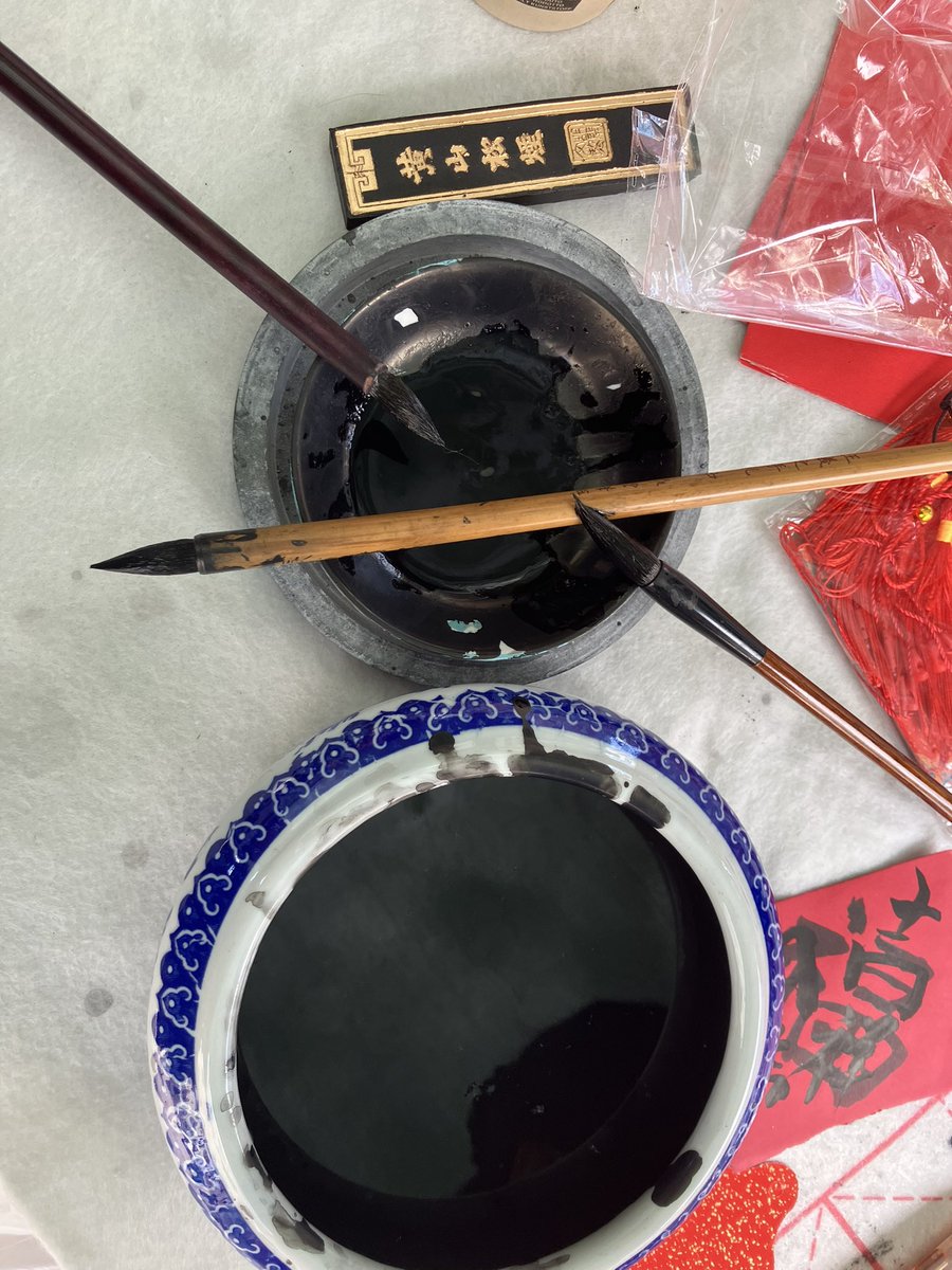 LeonorZozaya's tweet photo. Me alegra que precisamente hace poco expliqué en clase de #paleografía y #diplomática temas sobre #tintas (incluida #tintasólida) e #instrumentosescriturarios orientales como pincel y piedra (#tintero), así que mis estudiantes habrán podido entender mejor de qué trataba todo… https://t.co/APnztd6xeM