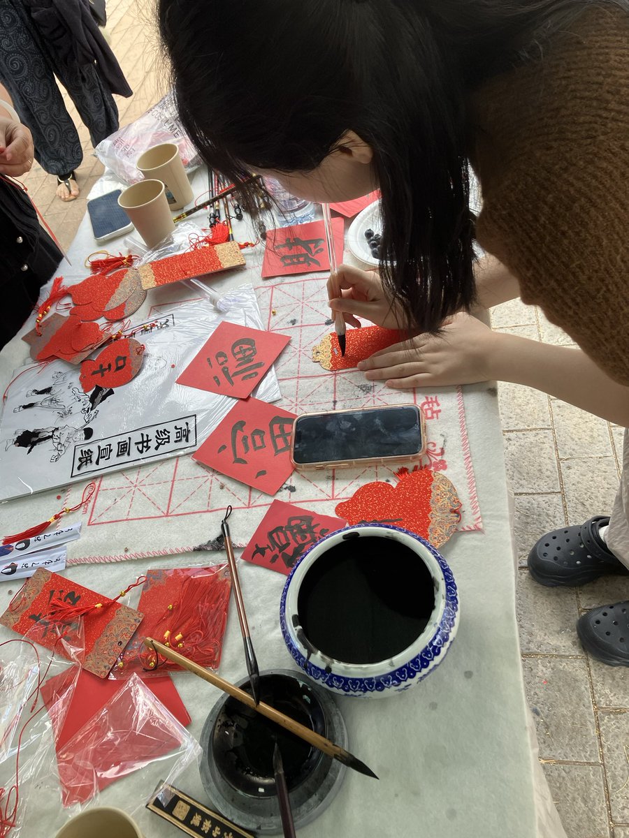 LeonorZozaya's tweet photo. Me alegra que precisamente hace poco expliqué en clase de #paleografía y #diplomática temas sobre #tintas (incluida #tintasólida) e #instrumentosescriturarios orientales como pincel y piedra (#tintero), así que mis estudiantes habrán podido entender mejor de qué trataba todo… https://t.co/APnztd6xeM