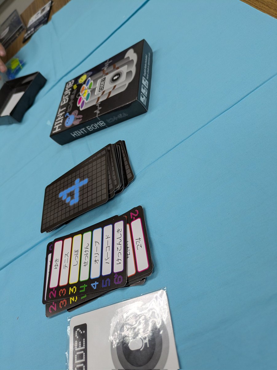 ゲームマーケット2026春
ヒントボム
お題のワードが何かを当てて貰う系
ヒントは単語を4つまで言えるだけでなく、カードの裏の良くあるお題を決める番号が、そのまま答えの文字数になっていて秀逸