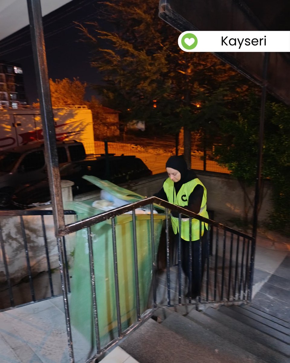 ahbapsaha's tweet photo. Ahbap Kayseri gönüllüleri, 1 Mayıs'ta emekçilerimizin  yerine geçerek günlerini kutladı. 💚 https://t.co/GleX2yHFTk