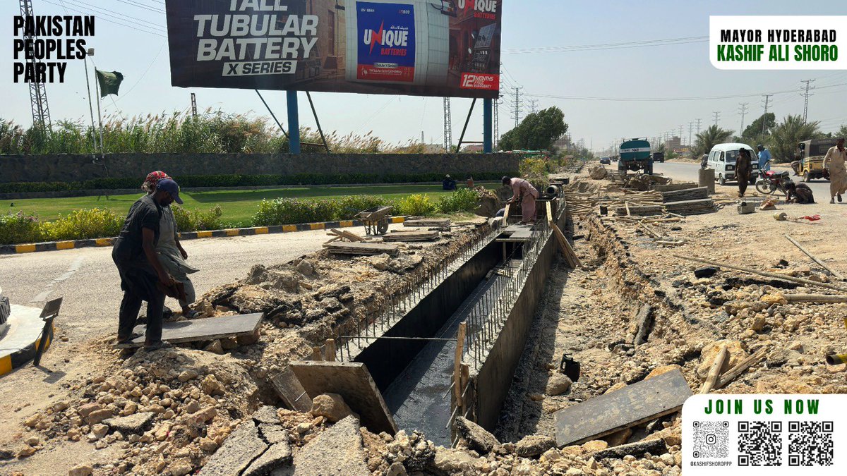 KashifShoroPPP's tweet photo. Construction work on the Main Drain Nalla at Autobahn Road Phase 2 & 3 is actively underway to improve drainage infrastructure and provide long-term relief to citizens from water accumulation issues. This important development initiative reflects the continued commitment towards better urban planning and improved civic facilities for the people of Hyderabad. #RisingSindh