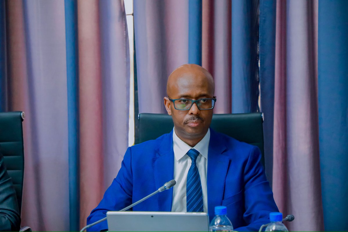 RwandaParliamnt's tweet photo. Muri iki cyumweru, Komisiyo y’Ububanyi n’Amahanga, Ubutwererane n’Umutekano yakomeje igikorwa cyo kuganira n’inzego za Leta ku ishyirwa mu bikorwa rya Politiki y’Urujya n’Uruza rw’Abakozi. 
Abahagarariye Guverinoma bagaragaje ingamba zihari zirimo:
➡️Kwakira ibyicaro by’imiryango mpuzamahanga mu Rwanda; 
➡️Kongerera Abanyarwanda ubumenyi n’ubushobozi bujyanye n’isoko ry’umurimo mpuzamahanga;
➡️Gutangaza amahirwe y’akazi mpuzamahanga ku mbuga za Leta;
➡️Guha abanyamahanga bakora mu Rwanda uburenganzira nk’ubw’Abanyarwanda, cyane    ku bwishingizi n’ubwiteganyirize.