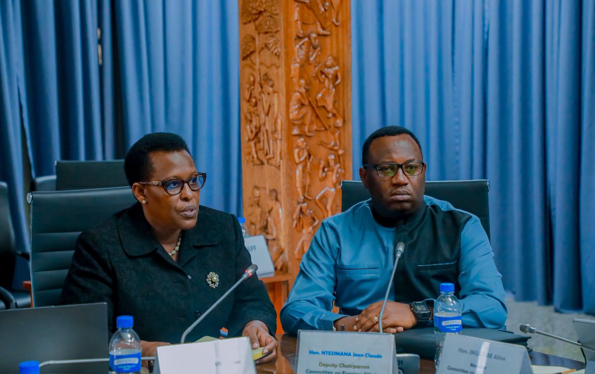 RwandaParliamnt's tweet photo. Muri iki cyumweru, Komisiyo y’Ububanyi n’Amahanga, Ubutwererane n’Umutekano yakomeje igikorwa cyo kuganira n’inzego za Leta ku ishyirwa mu bikorwa rya Politiki y’Urujya n’Uruza rw’Abakozi. 
Abahagarariye Guverinoma bagaragaje ingamba zihari zirimo:
➡️Kwakira ibyicaro by’imiryango mpuzamahanga mu Rwanda; 
➡️Kongerera Abanyarwanda ubumenyi n’ubushobozi bujyanye n’isoko ry’umurimo mpuzamahanga;
➡️Gutangaza amahirwe y’akazi mpuzamahanga ku mbuga za Leta;
➡️Guha abanyamahanga bakora mu Rwanda uburenganzira nk’ubw’Abanyarwanda, cyane    ku bwishingizi n’ubwiteganyirize.