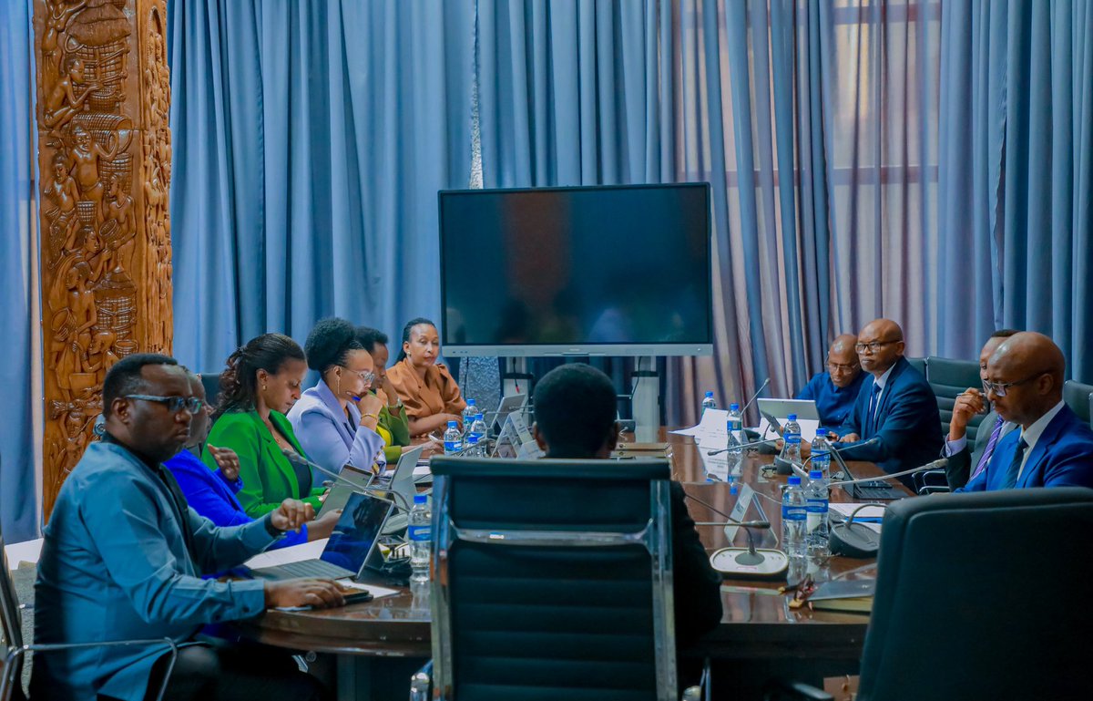 RwandaParliamnt's tweet photo. Muri iki cyumweru, Komisiyo y’Ububanyi n’Amahanga, Ubutwererane n’Umutekano yakomeje igikorwa cyo kuganira n’inzego za Leta ku ishyirwa mu bikorwa rya Politiki y’Urujya n’Uruza rw’Abakozi. 
Abahagarariye Guverinoma bagaragaje ingamba zihari zirimo:
➡️Kwakira ibyicaro by’imiryango mpuzamahanga mu Rwanda; 
➡️Kongerera Abanyarwanda ubumenyi n’ubushobozi bujyanye n’isoko ry’umurimo mpuzamahanga;
➡️Gutangaza amahirwe y’akazi mpuzamahanga ku mbuga za Leta;
➡️Guha abanyamahanga bakora mu Rwanda uburenganzira nk’ubw’Abanyarwanda, cyane    ku bwishingizi n’ubwiteganyirize.