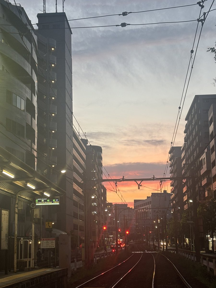 今日は夕方ここから大塚に電車乗りました🚃とても空が美しか〜！
#さくらトラム
明日9日（土）は店舗営業日
12:00-17:00まったり〜とお待ちしております🍞🥯☕️