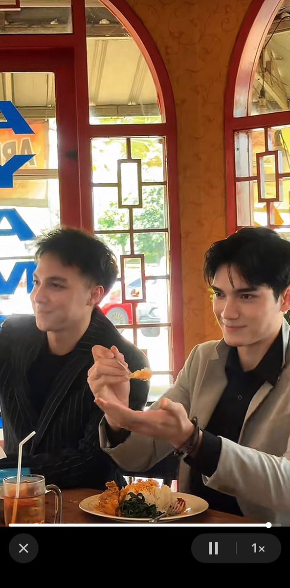 HIPH00BIE's tweet photo. Oliver &amp; william pake sunscreen hanasui biar glowing katanya sih buat ketemu jejak warteg nicole  wkwkk

#CollagenSunscreenHanasui https://t.co/F7PZfxOtim