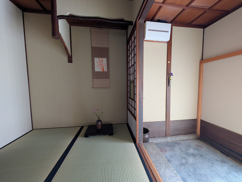 fujinohananoaka's tweet photo. 朝のチェックアウトまでぼーっとしばし座っていた玄関。こんな玄関欲しいなぁ……。それにしてももっと写真撮ればよかったな、と今更ながら。もう少し宿泊客としてだらっだらに過ごしたいお宿でした。seppa貯金しなくちゃって言いながら出発しました。 https://t.co/vy3lf1Muxu