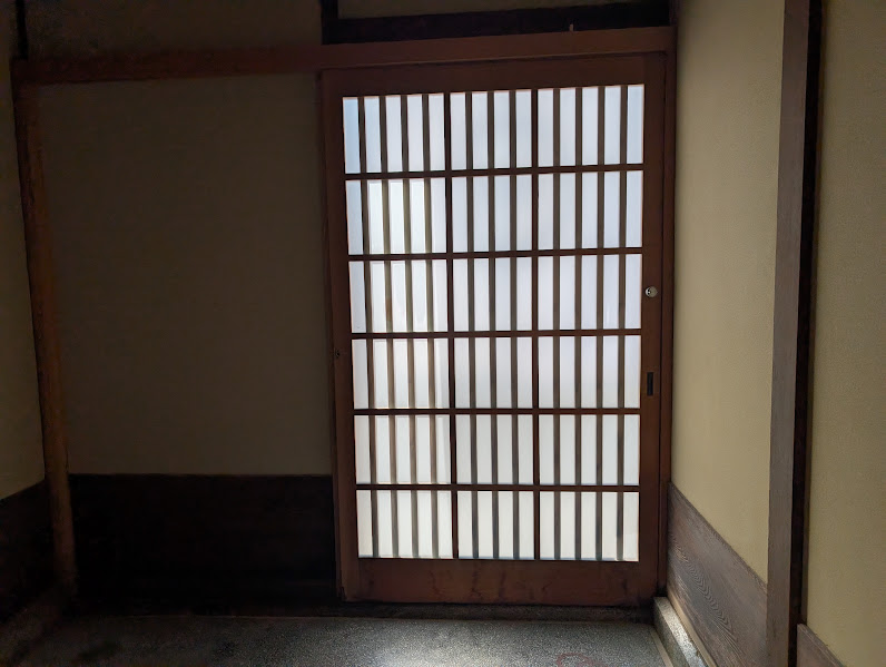 fujinohananoaka's tweet photo. 朝のチェックアウトまでぼーっとしばし座っていた玄関。こんな玄関欲しいなぁ……。それにしてももっと写真撮ればよかったな、と今更ながら。もう少し宿泊客としてだらっだらに過ごしたいお宿でした。seppa貯金しなくちゃって言いながら出発しました。 https://t.co/vy3lf1Muxu