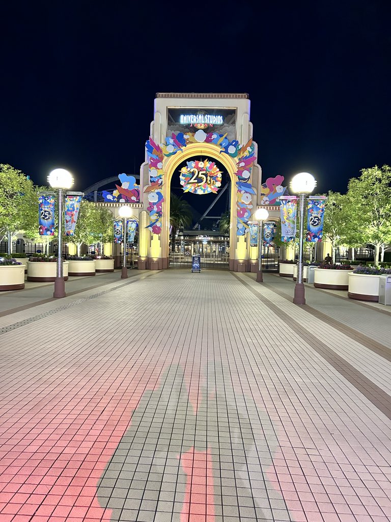 vvcx's tweet photo. 生まれて初めてユニバにいった https://t.co/S2YKHOGrLH