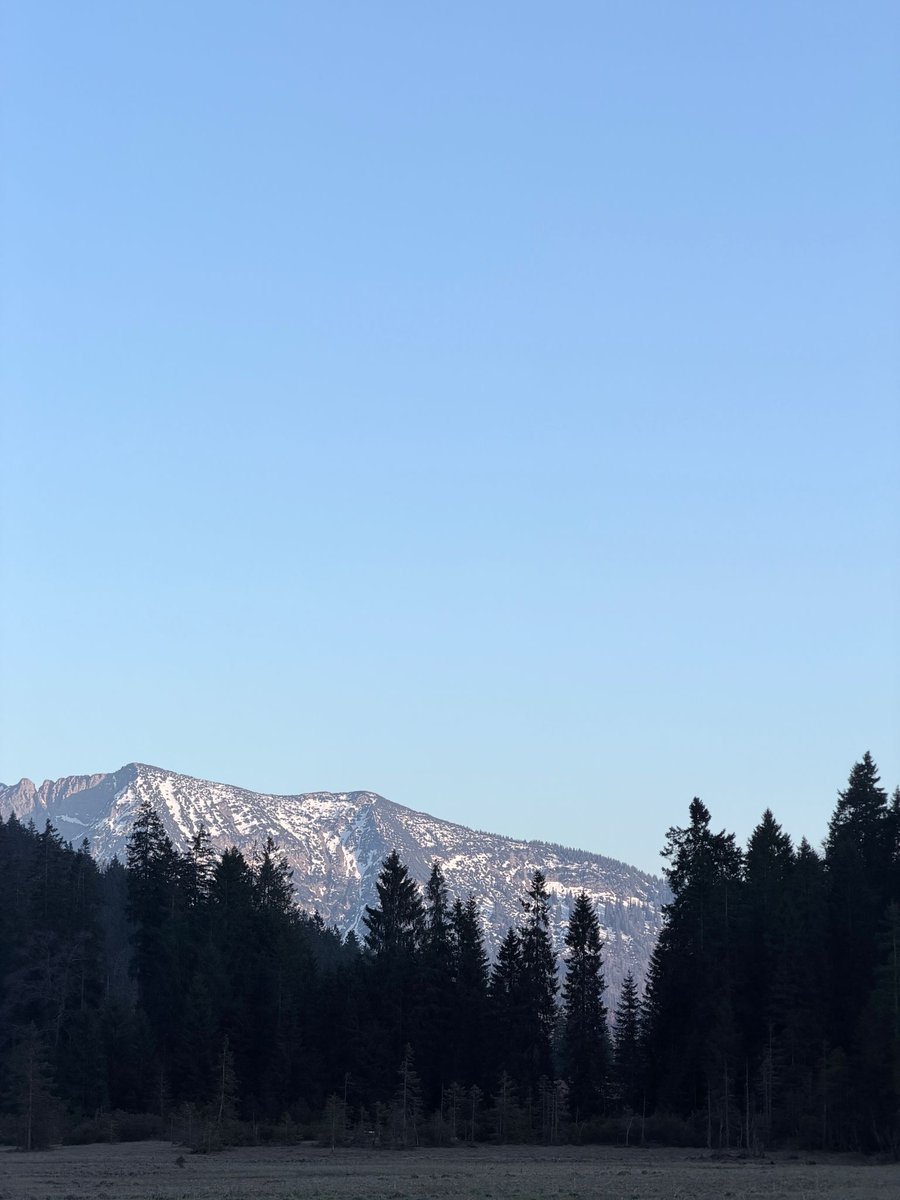 BLSVSportcamp's tweet photo. Manchmal passiert hier einfach nichts. Die Sonne geht unter, ein Gleitschirm schwebt lautlos. Kein Programm, kein Zeitplan. Nur die Stille danach. Groß und ruhig und genug. https://t.co/LLtrNQZKPe