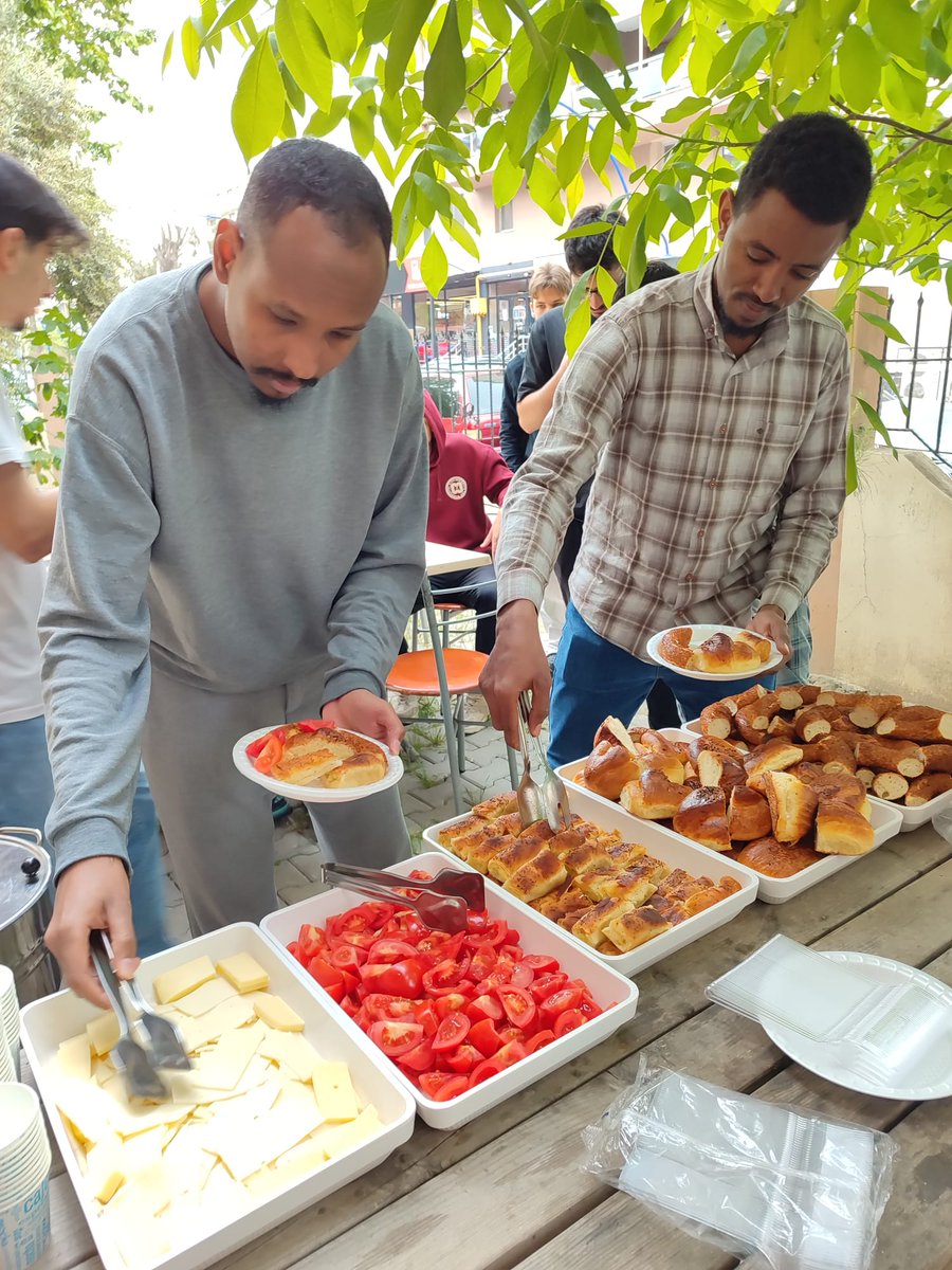 IycSehit's tweet photo. ☕🥯 | Cuma Hasbihalleri

Her hafta gerçekleştirdiğimiz Cuma Hasbihalleri’nde çay eşliğinde bir araya geliyor; haftayı birlikte değerlendiriyor, muhabbet ve kardeşlik iklimini güçlendiriyoruz.
Bu güzel buluşmayı bu hafta sizlerle de paylaşmak istedik. https://t.co/el3H9PwPB2