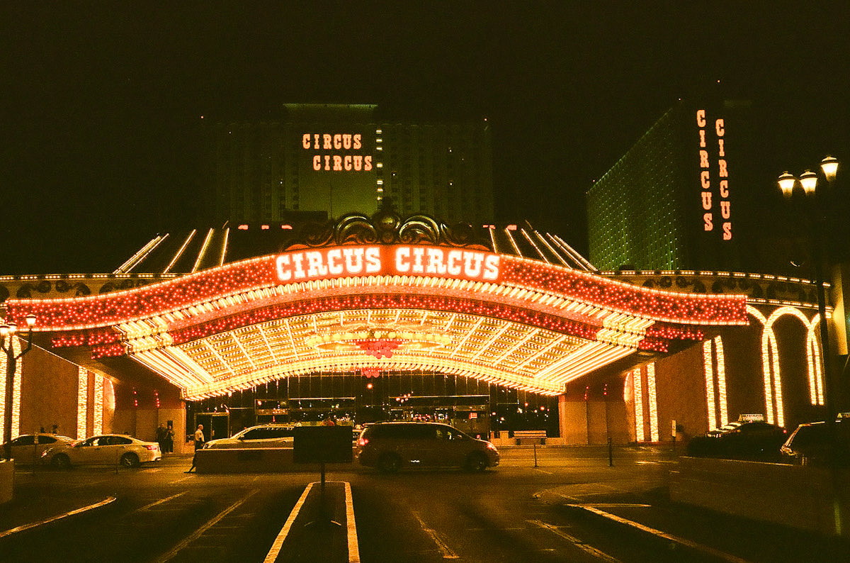 marvinj_lee's tweet photo. Neon nostalgia - Las Vegas https://t.co/aN0GLPxpOg