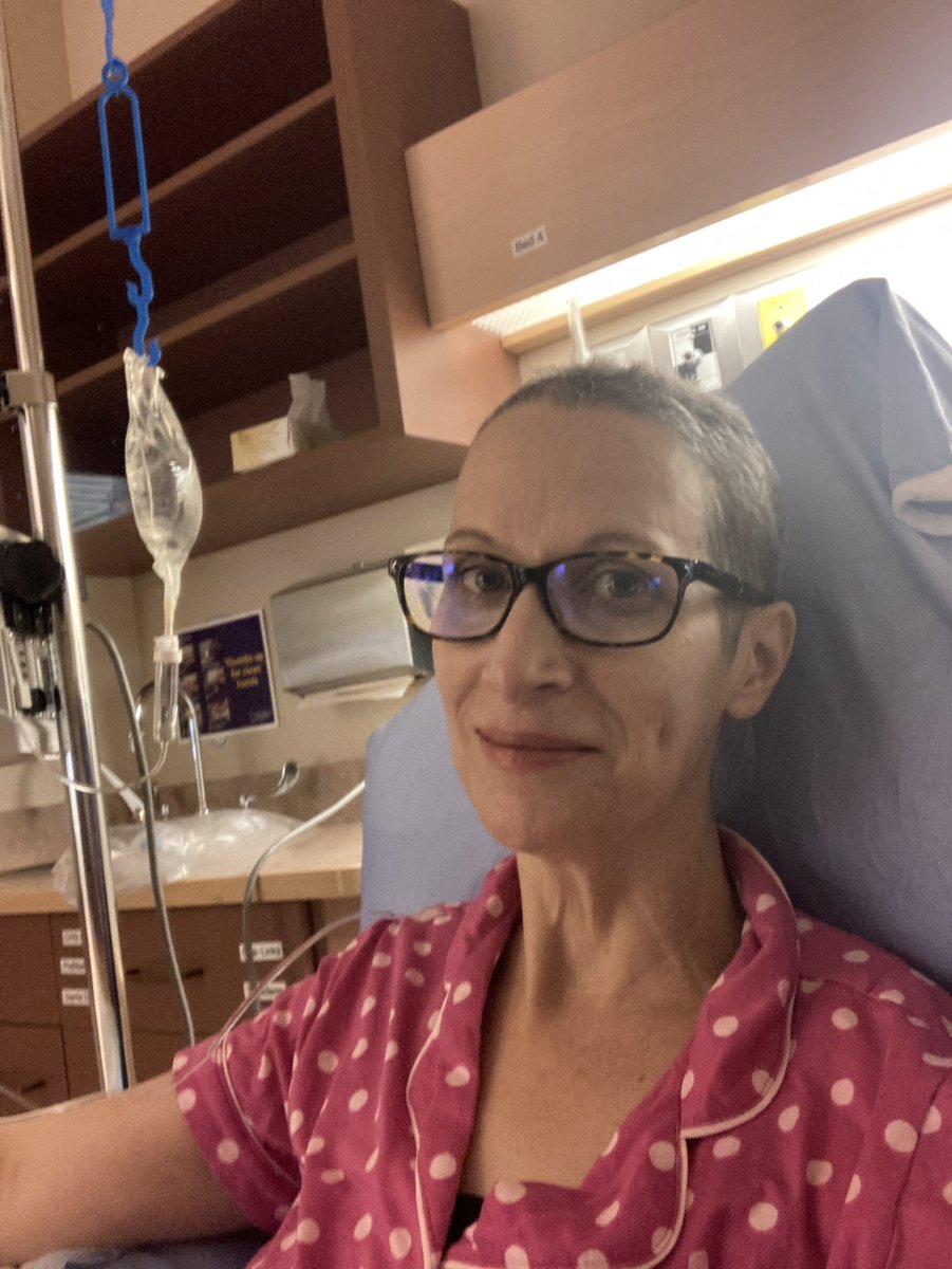 Please learn the symptoms of ovarian cancer! What my doctor diagnosed as anxiety was in fact stage 3 cancer! 
🟣Bloated tummy
🟣Needing to pee more
🟣Pelvic pain
🟣Always feeling full
🟣Constipation 
(Please RT this post!)
#WorldOvarianCancerDay #fuckcancer