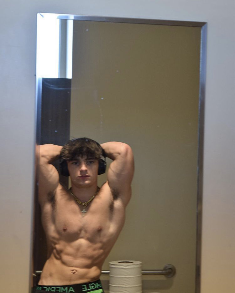 MALE BODY HUB tweet media