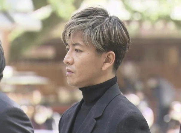 Akii_fit's tweet photo. 40代50代の男にとって白髪ボカシのハイライトは合理的な選択

・全部黒く染める発想はもう40代50代には合わない
・薬剤ダメージで頭皮が弱り薄毛・抜け毛・地肌の透けにつながる
・染めても2〜3週間で根元が白くなりかえって老けて見える
・ハイライトを混ぜれば白髪と地毛のコントラストが消えて立体感が出る
・根元が伸びても馴染むからカラー頻度が半分から3分の1になる
・肌が50代なのに髪だけ真っ黒という違和感も出ない

キムタクが良いロールモデル

イケてる経営者のような余裕ある雰囲気が一撃で手に入る
