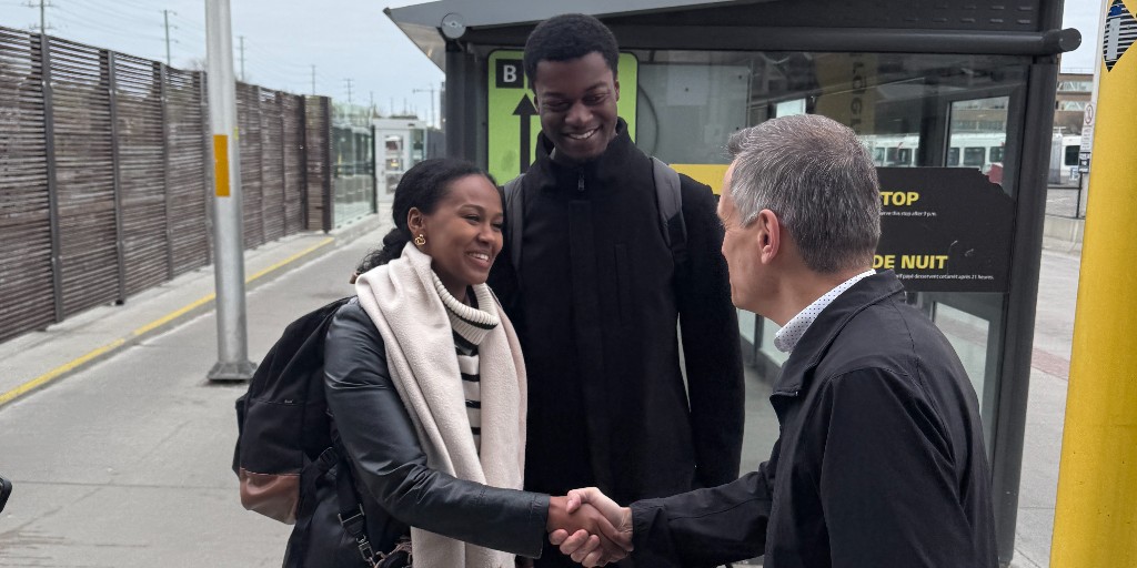 _MarkSutcliffe's tweet photo. Ottawa residents deserve better, more reliable public transit. We've done a lot of work on the major issues and challenges we inherited from the last term of council, but we still have more to do. Today, I joined our new transit GM Rick Leary in chatting with transit riders while taking the bus and the train downtown from Barrhaven. Rick is developing a strong action plan to improve bus and train service. With the upload of the LRT to Metrolinx, we'll have $85 million more we can invest in better, more reliable service every year. Let's keep working together to fix the problems and deliver better transit for the people of Ottawa.

Les résidents d’Ottawa méritent un transport en commun plus fiable et plus efficace. Nous avons déjà accompli beaucoup de travail pour régler les principaux problèmes et défis hérités du dernier mandat du Conseil, mais il reste encore du travail à faire. Aujourd’hui, j’ai accompagné notre nouveau directeur général du transport en commun, Rick Leary, pour discuter avec des usagers pendant un trajet en autobus et en train entre Barrhaven et le centre-ville. Rick élabore un plan d’action solide pour améliorer le service d’autobus et de train. Grâce au transfert du TLR à Metrolinx, nous disposerons de 85 millions de dollars supplémentaires par année à investir dans un service plus fiable et plus performant. Continuons à travailler ensemble pour régler les problèmes et offrir un meilleur transport en commun aux gens d’Ottawa.

@OC_Transpo