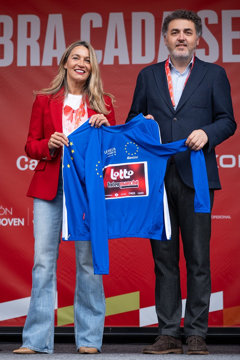 Europarl_ES's tweet photo. Los eurodiputados @susanasolisp (PPE) y @jonasfernandez (S&amp;D) hacen entrega del maillot de la Unión Europea a la ciclista Dina Boels del equipo @LottoIntermarch por representar mejor los valores europeos durante la competición @LaVueltaFem.

¡Enhorabuena! 🇪🇺 🚴

#DíadeEuropa https://t.co/JyPQ3oVKJC