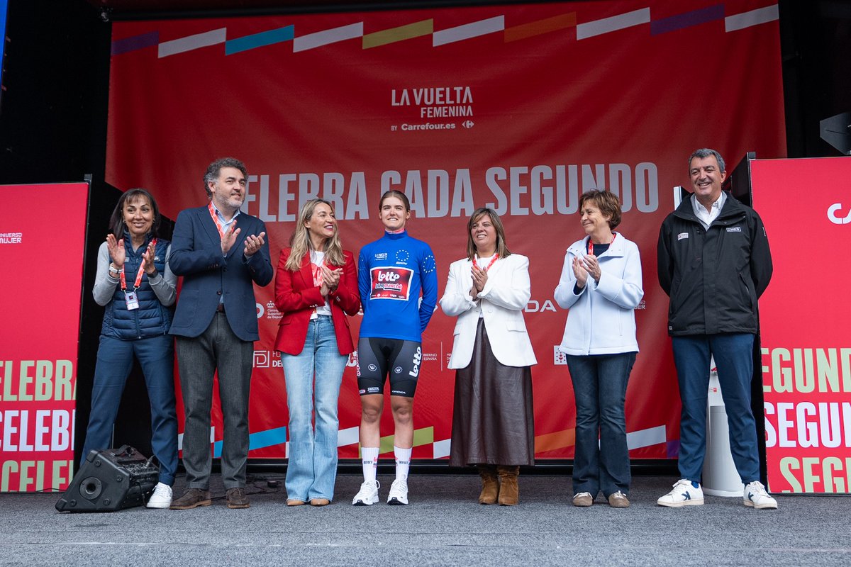 Europarl_ES's tweet photo. Los eurodiputados @susanasolisp (PPE) y @jonasfernandez (S&amp;D) hacen entrega del maillot de la Unión Europea a la ciclista Dina Boels del equipo @LottoIntermarch por representar mejor los valores europeos durante la competición @LaVueltaFem.

¡Enhorabuena! 🇪🇺 🚴

#DíadeEuropa https://t.co/JyPQ3oVKJC