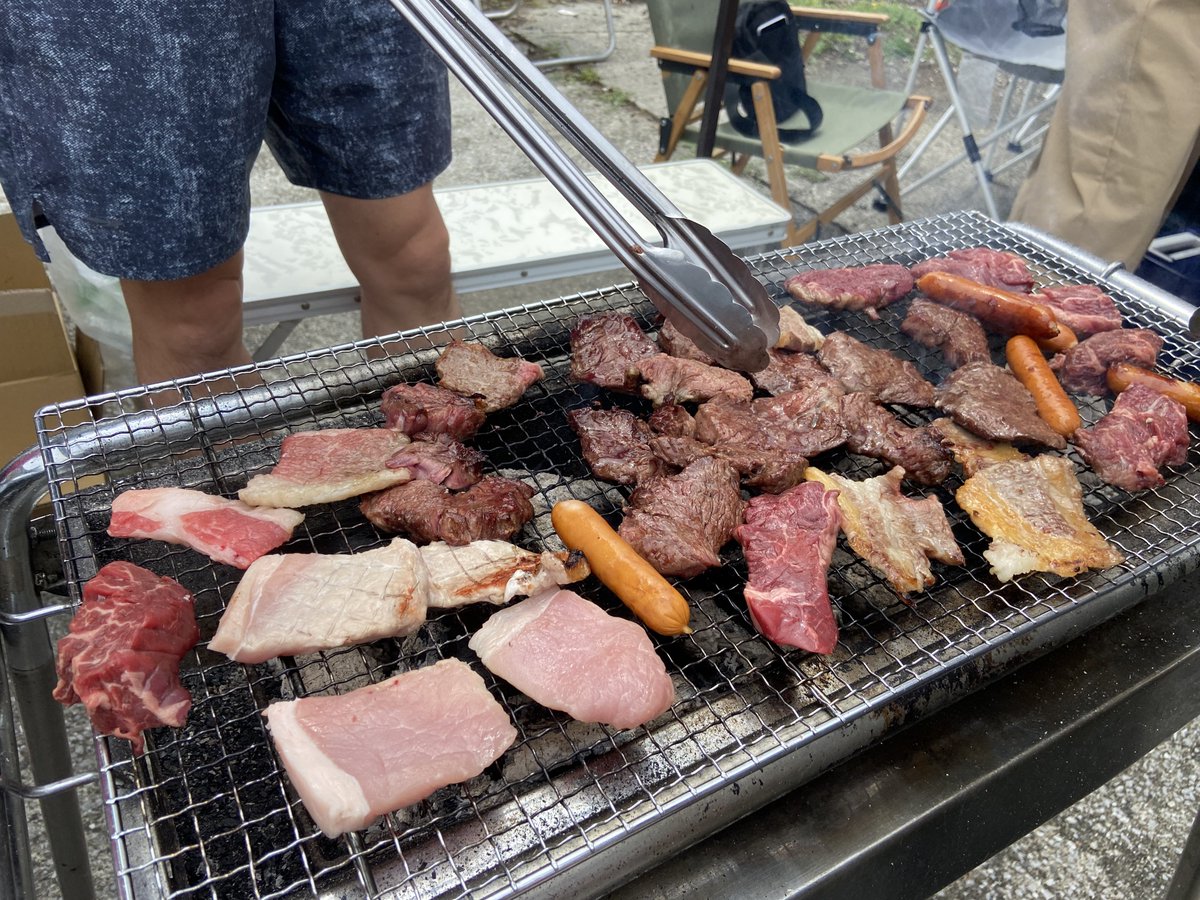takemarunning's tweet photo. ⭐︎まるRC10周年記念河川敷ラン&BBQ🍖 @mitanimeat 

大勢のメンバーに祝福していただき、幸せな1日になりました😊✨

この10年、沢山の楽しい思い出やみんなで集まれなくなった大変な時期もありましたが、以前よりずっとクラブを盛り上げて応援してくれる仲間が増えました。

今後は1人では出来なかったよりビッグなイベントを実現させたり、自分自身も進化して新しい夢に取り組めるよう努力していきたいです。

これからもまるランニングクラブを��ろしくお願いいたします！