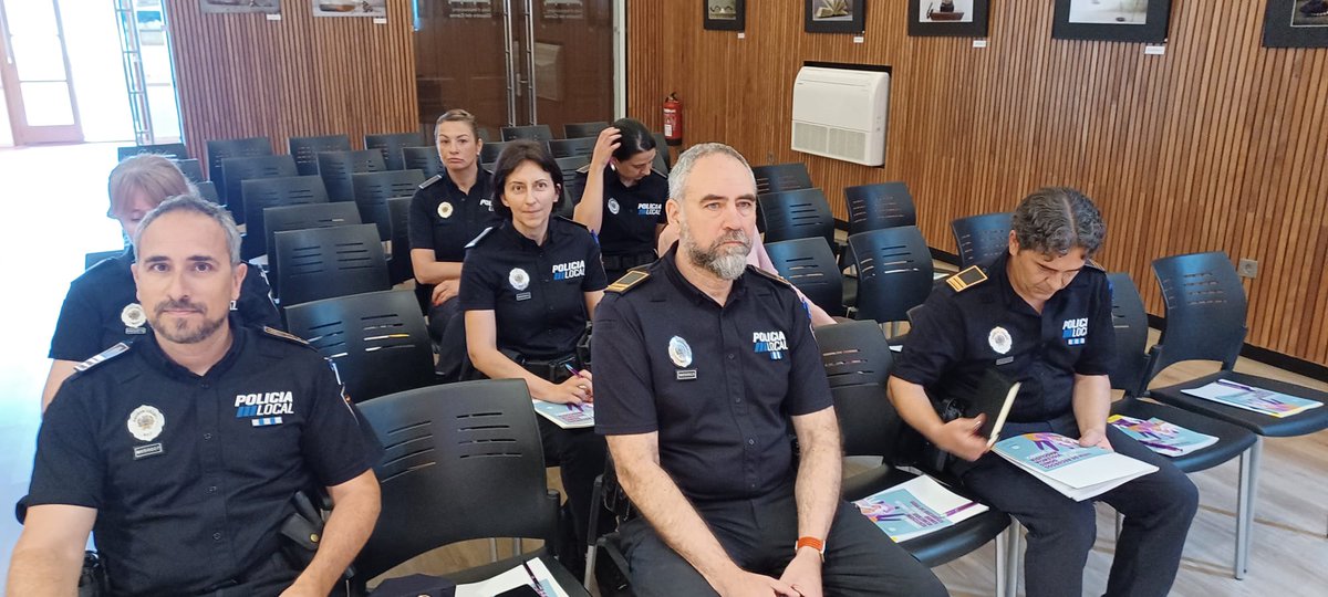 DelegGobIlles's tweet photo. Agents de la Policia Nacional i de la Policia Local de Maó han participat avui en una formació sobre #VIOGEN, a càrrec del cap de la Unitat contra la Violència sobre la Dona de la Direcció Insular de l'AGE a Menorca, Juan Manuel Gil
👮👮♀️👮♂️Lluitam junt(e)s contra aquesta xacra https://t.co/If85kziaXU