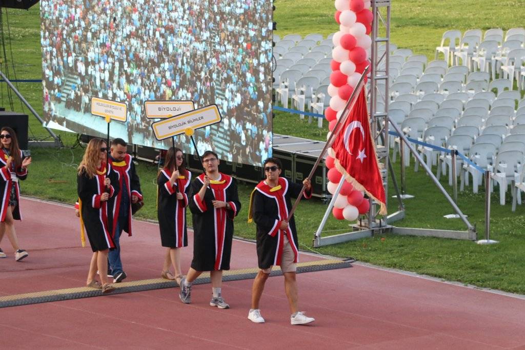 bilfels's tweet photo. #ODTÜ 
Bayrağımıza saldırı yok. Bayrağımızı alet edip provokasyon yapan faşolar var. 
Geçmişteki şenliklere ait fotoğraflarda görüldüğü gibi ODTÜ Devrim stadyumunda her zaman Türk bayrakları vardı ve hiçbir zaman bir saygısızlık, bir çirkin saldırı yaşanmadı. https://t.co/S1AVsZooTI