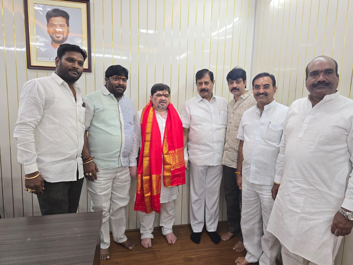 Pallelaxmanrao3's tweet photo. ఈ రోజు రాష్ట్ర బీసీ సంక్షేమ &amp; రవాణా శాఖ మంత్రివర్యులు శ్రీ @Ponnam_INC గారి జన్మదినం సందర్బంగా నేడు మినిస్టర్స్ క్వార్టర్స్ లో వారిని మర్యాదపూర్వకంగా కలిసి శుభాకాంక్షలు తెలియజేసిన రాష్ట్ర గౌడ సంఘం అధ్యక్షులు, మాజీ టీపీసీసీ ప్రధాన కార్యదర్శి శ్రీ పల్లె లక్ష్మణ్ రావు గౌడ్ గారు. https://t.co/HJRiH0zW7Y