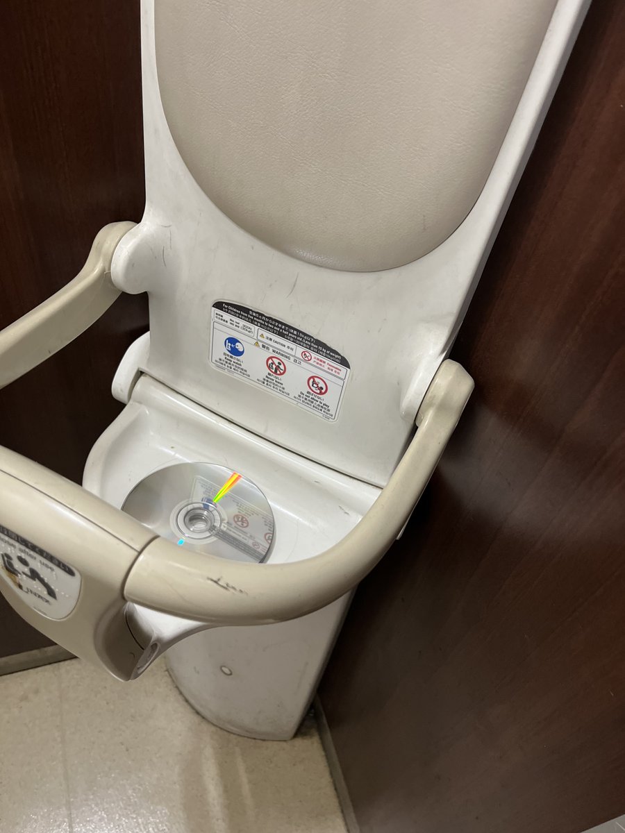 tascn1008's tweet photo. トイレ来たらエロDVDが転がってた
明日良い事あるかな https://t.co/X4fvr8RMMR