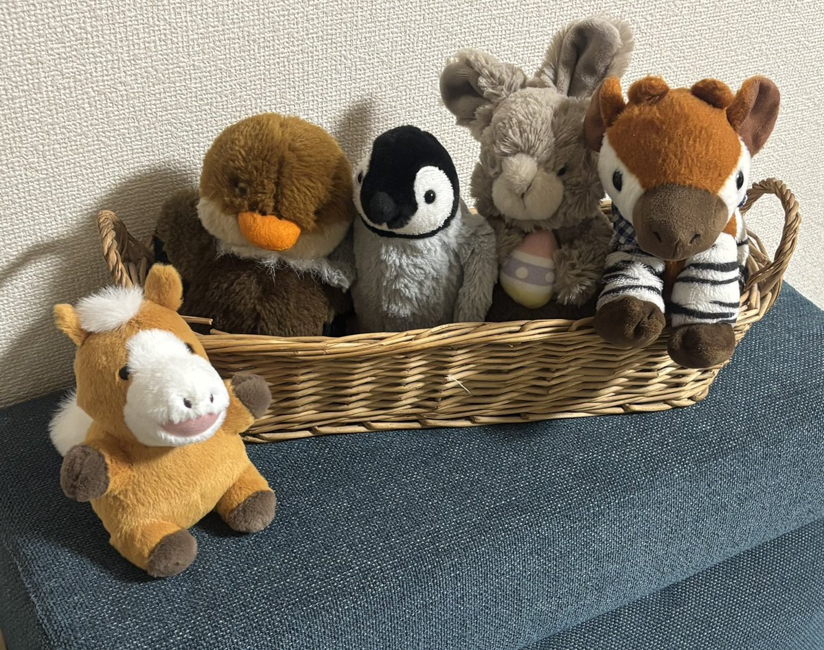 T_usayuki's tweet photo. 満員電車〜😆
ベリーちゃん乗り遅れちゃったね…🐴
#ぬい活 #ぬい撮り #ぬいぐるみの時間 #ぬいぐるみは仲間で家族 #内藤デザイン研究所 #うまのこ #colorata #gund https://t.co/pNPY45s4kx