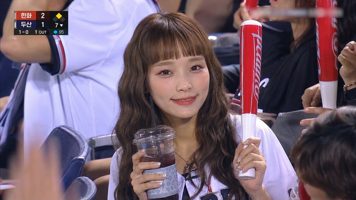 CHANGBABY_KiSS's tweet photo. 野球観戦でスクリーンに写った子、かわいすぎる https://t.co/kuE4F90PxU