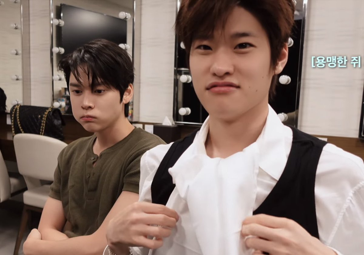 ลูกชายน่ะค่ะ คนพี่กลัวคนน้องแย่งเลยรีบกินจนเต็มแก้มไปหมด