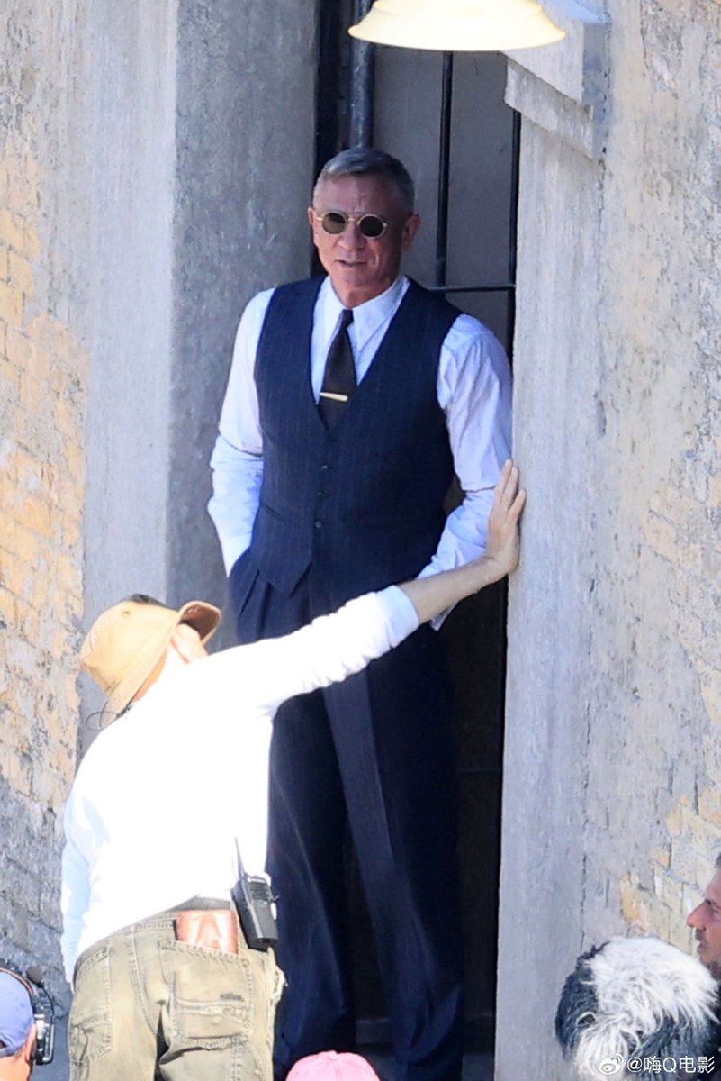 DanielCraigUPD's tweet photo. Daniel Craig on the set of Damien Chazelle’s untitled prison drama at the Old Fortress Corfu 🇬🇷 on 25 April 2026. 

📸 via 嗨Q电影 https://t.co/ebUKPaPNSd