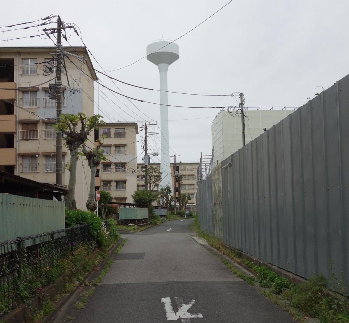 fwkk8987's tweet photo. 都営辰巳アパートに行ってきました。給水塔が２つありました。再開発の途中なのか、一部の建物は取り壊されていました。
〒135-0053 東京都江東区辰巳１丁目８−４４
#給水塔 #都営辰巳アパート https://t.co/bQm0y7ztmS