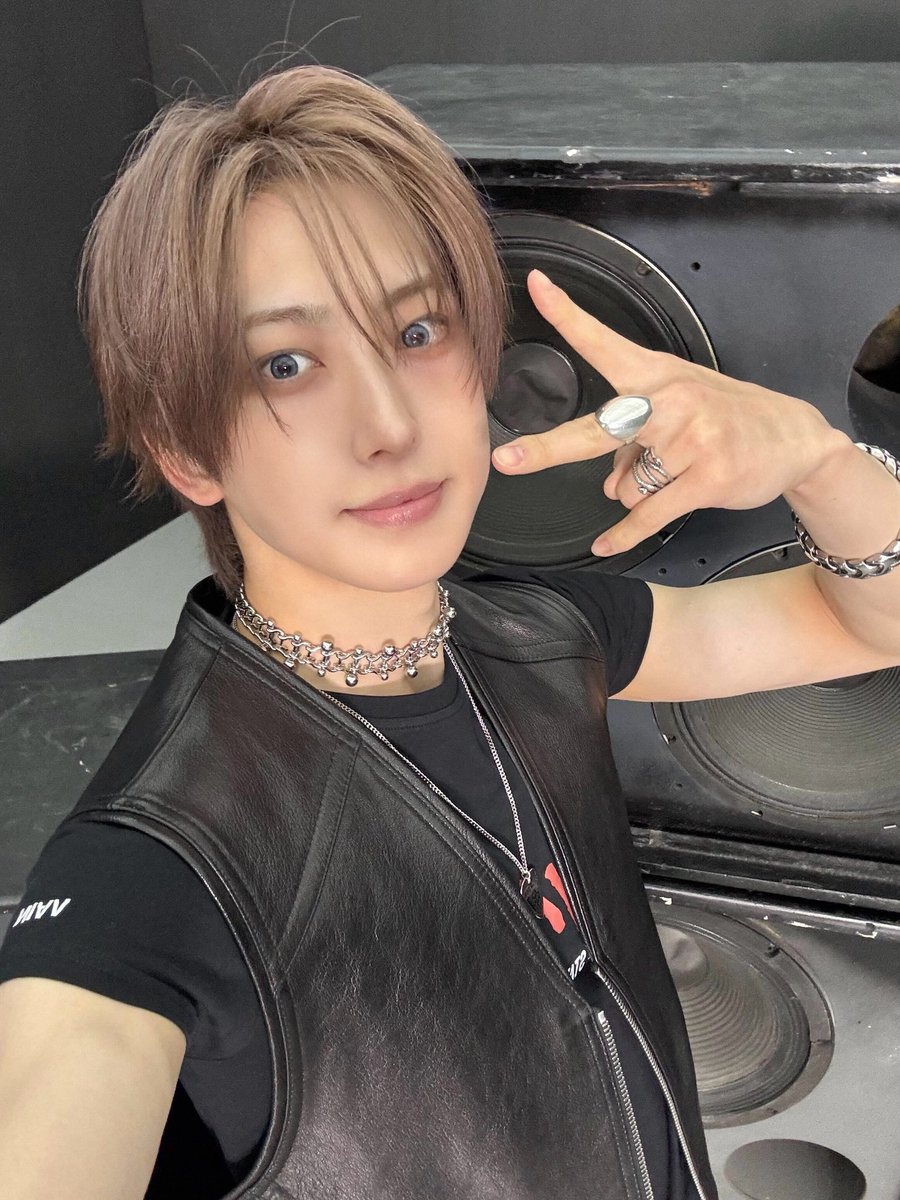 260508] #FUMA 🌟 weverse post 🦸‍♂️: “🎤🎸⚡️⚡️” #andTEAM