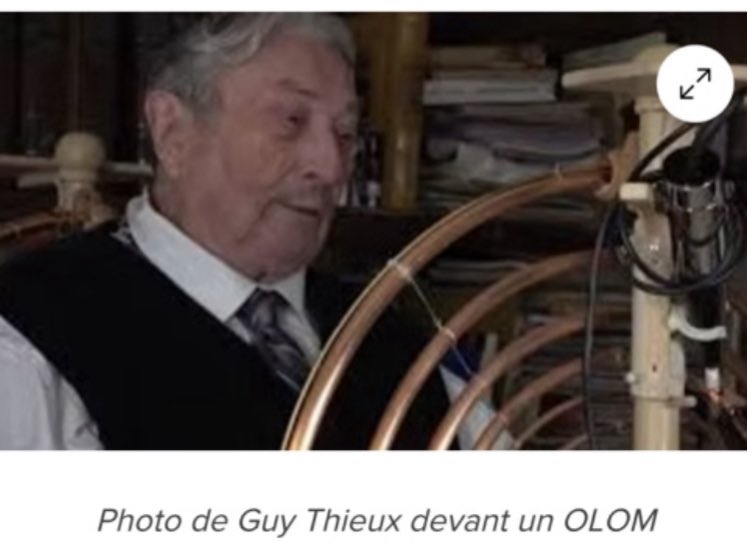 Cameron20370744's tweet photo. Andreas Moritz ce pendant précise que : "l'eau distillée ne contient pas de minéraux, d'où sa capacité à absorber les substances toxiques de l'organisme. Pour qu'elle ne soit pas nocive sur une longue durée, il faut lui ajouter, à la fin, des plantes médicinales ou des minéraux. Pour ma part, j'alterne entre thé vert et cacao 100%, un jour sur deux, avec environ 1g. de gros sel de mer de Guérande non bio, non raffiné, chaque jour. 

Comme pour l eau par osmose inversée , en rajoutant quelques grains de riz basmati et du  sel naturel non raffiné à l' 'eau distillée, elle récupère un peu des minéraux perdus.

L' exposer au soleil ou y mettre un cristal de quartz clair pendant une heure , aide aussi  à lui redonner de l 'énergie".

L' ajout de sel naturel non raffiné à l' eau potable génère des propriétés alcalines et vous fournit ses minéraux et ses oligo-éléments.

merci

Les meilleures énergies et vibrations pour vous tous .