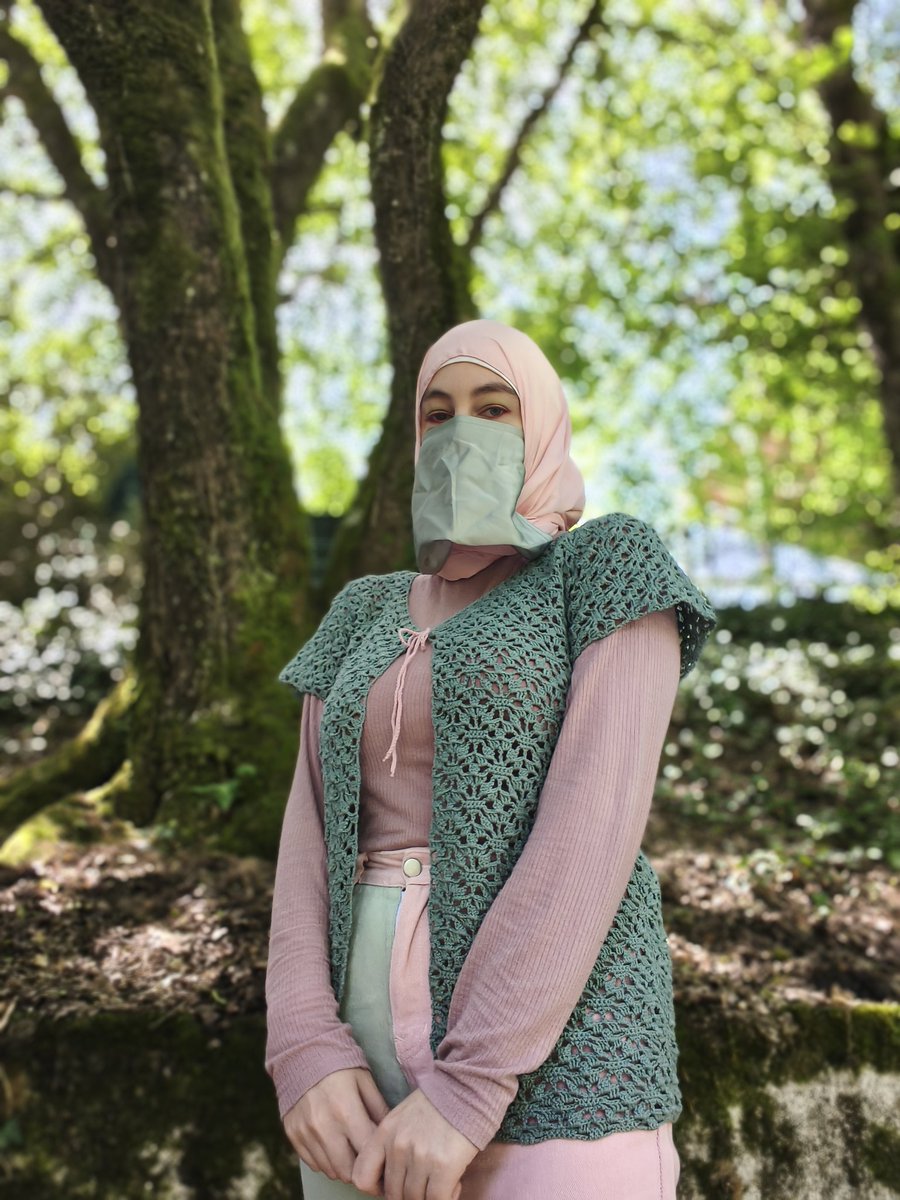 radframboise's tweet photo. Petit gilet en dentelle au crochet vert d'eau merci à @EmelyneParslow et @Jadinounou_ pour m'avoir aidé avec les manches https://t.co/91iV8NpvQb