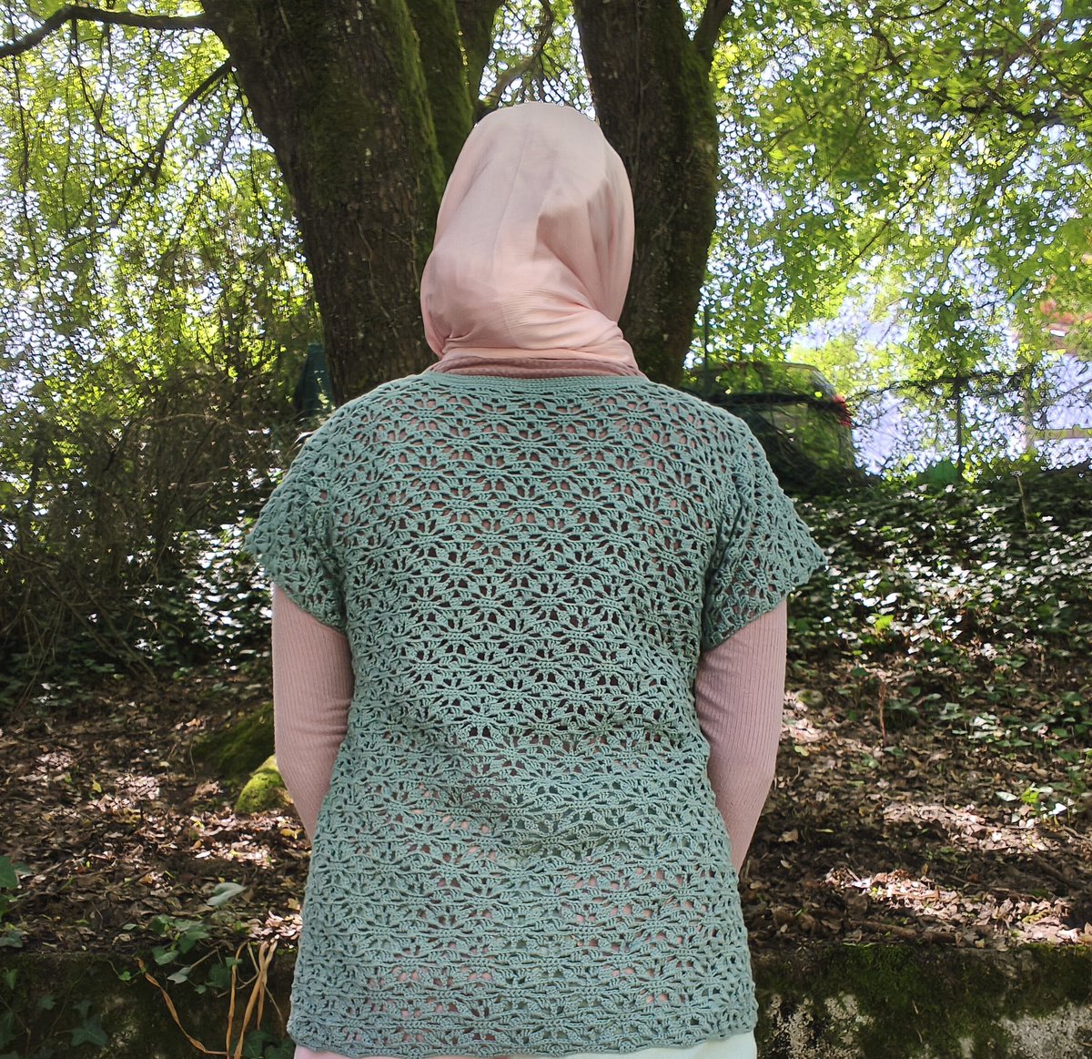 radframboise's tweet photo. Petit gilet en dentelle au crochet vert d'eau merci à @EmelyneParslow et @Jadinounou_ pour m'avoir aidé avec les manches https://t.co/91iV8NpvQb