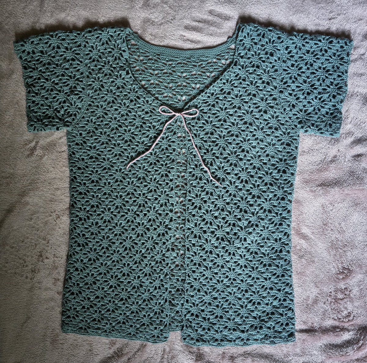 radframboise's tweet photo. Petit gilet en dentelle au crochet vert d'eau merci à @EmelyneParslow et @Jadinounou_ pour m'avoir aidé avec les manches https://t.co/91iV8NpvQb