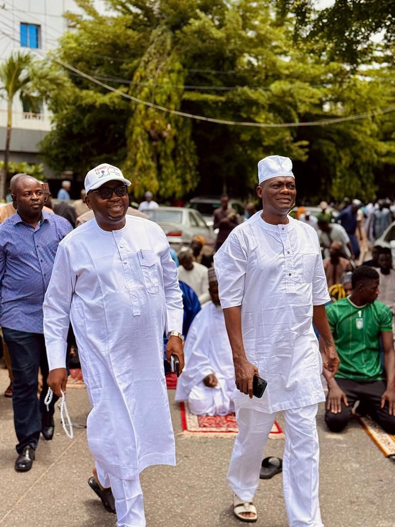 theboySiwaju20's tweet photo. Bayo Adelabu spotted with Teslim folarin today while going for jumat prayer at Abuja https://t.co/6MARoShOps