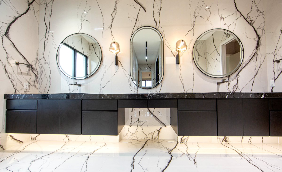 DukeHomes's tweet photo. From soothing finishes to thoughtful details, every element in this master bath design was created to help our clients unwind, recharge, and relax without ever leaving the house. https://t.co/ZCCqJVDWCu