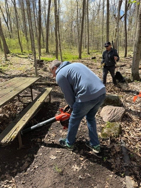 SimplyLocalBank's tweet photo. Our team had a great time volunteering at Camp Hometown Heroes, working together to get the campgrounds ready for the summer season. We’re proud to support a place that makes a difference in our community!

#SimplyLocal
Member FDIC https://t.co/PTSO1vCD9e