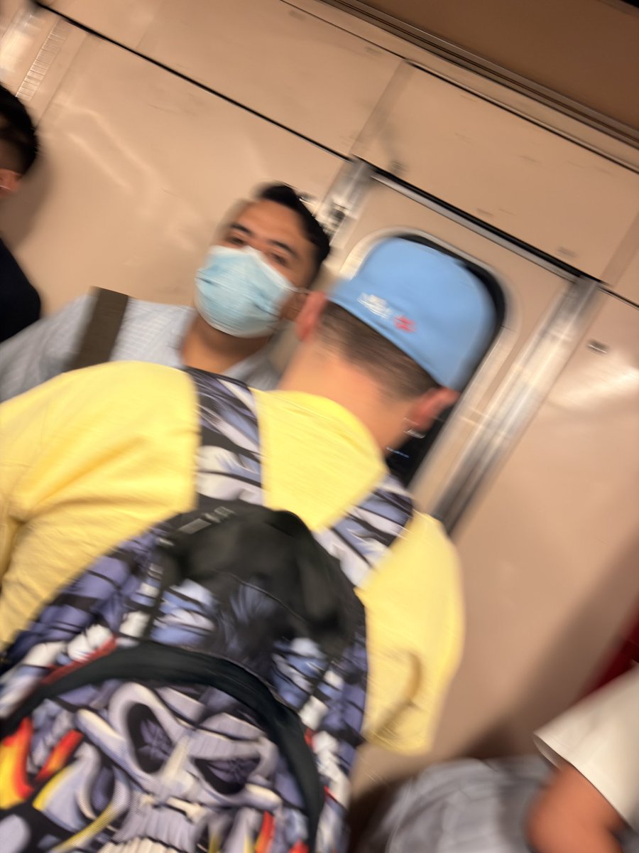 Elrambi1's tweet photo. @MetroCDMX #L8 Quiero informar que fui víctima de una situación de abuso e incomodidad. Una persona estaba masturbándose enfrente de mí sin mi consentimiento, lo cual me hizo sentir muy mal y vulnerable. Considero importante reportarlo porque fue una experiencia inapropiada y perturbadora. https://t.co/GjzY5YV3JS