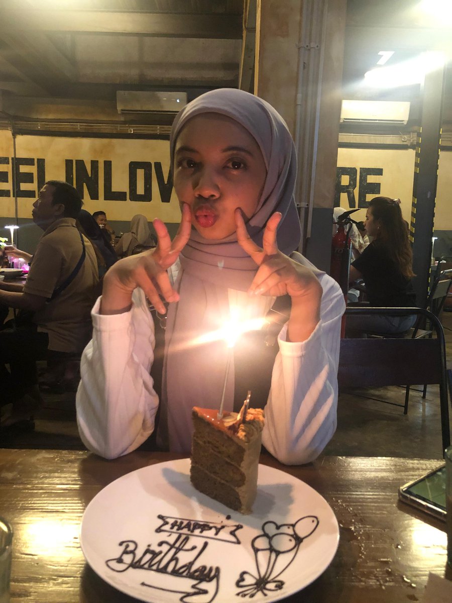 ngapain beli cake sendiri kalo bisa claim birthday cake di fork 🫰🏻

2026.                                    2025.